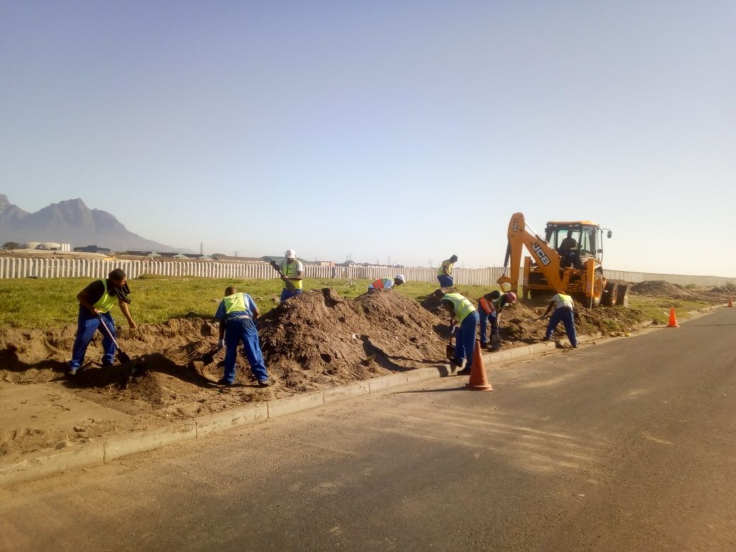 Roni Engineers - Workers working on pipelines